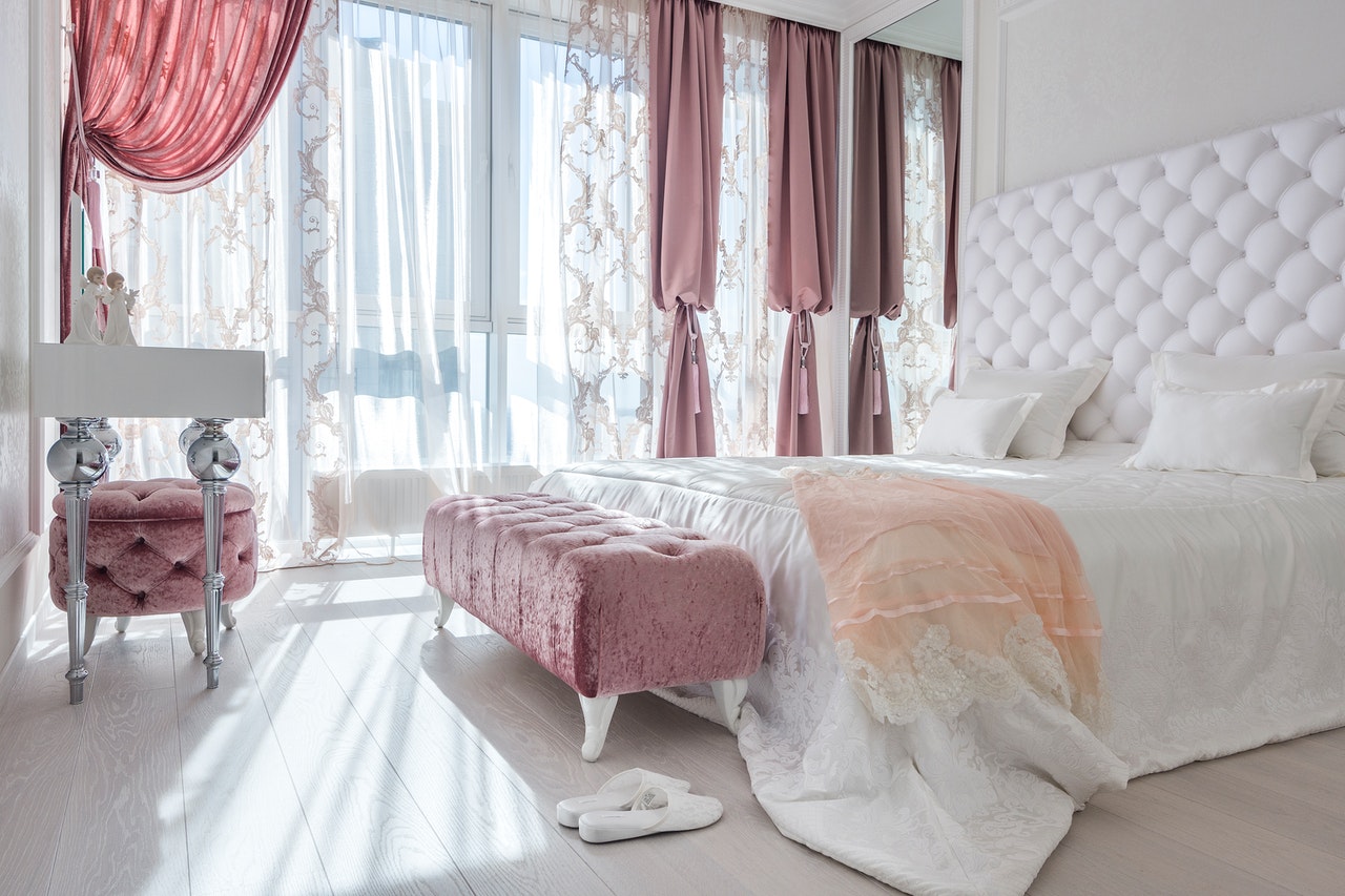 W co wyposażyć salon w stylu glamour?